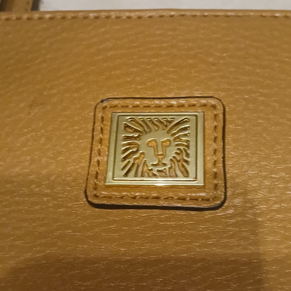 Elegant Tan Leather Handbag